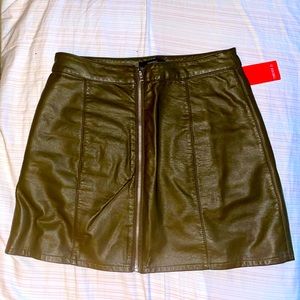 ✠ NWT Forever 21 Olive Green PU Leather Mini Skirt ✠